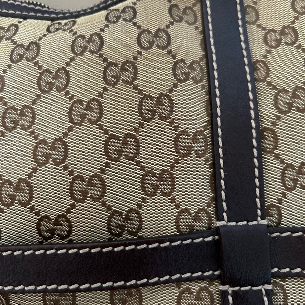 Gucci canvas hobo bag l.  Measures  : 14.75/13:5

Drop: 9.75 in - Picture 6 of 8